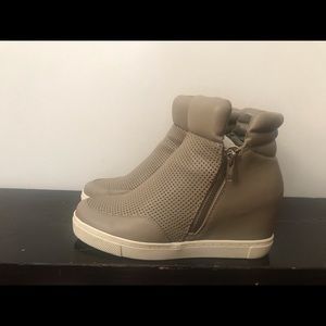 BRASH women wedge sneaker size 9 color grayish/dk beige